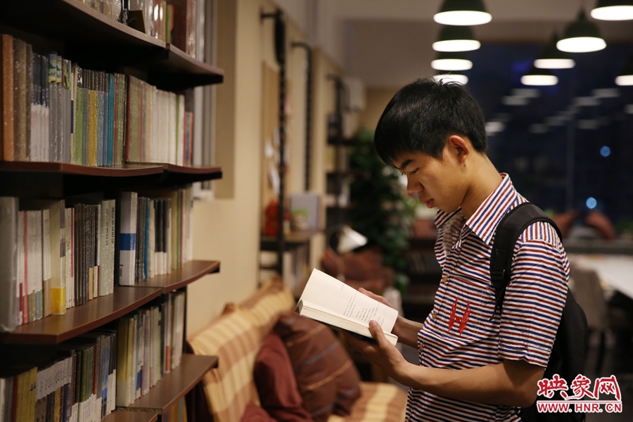袁丙鵬，22歲，某大學(xué)大三學(xué)生：在適合的環(huán)境里看書(shū)，才能看出境界。