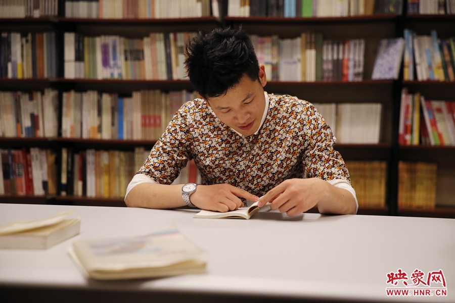 李恒，26歲，私營(yíng)業(yè)主：喜歡撫摸紙質(zhì)書(shū)的感覺(jué)。