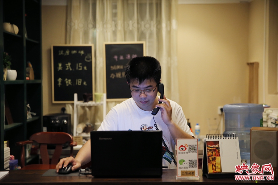 店長(zhǎng)小博，由于書(shū)店搬遷至此，經(jīng)常接詢(xún)問(wèn)地址的電話。