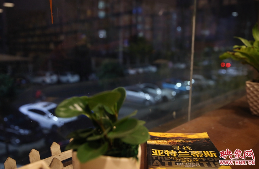 一扇窗，將喧鬧與寧?kù)o分割。