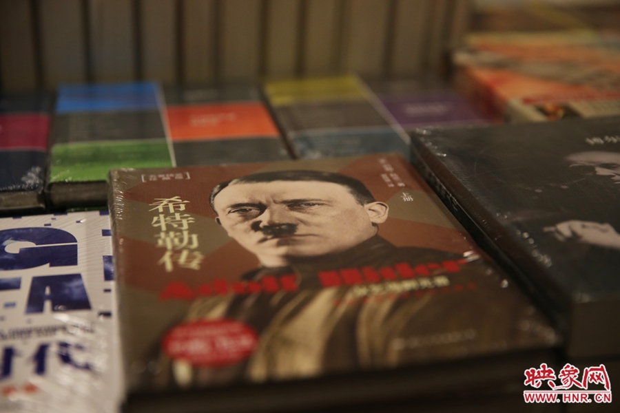 書(shū)店內(nèi)的書(shū)。