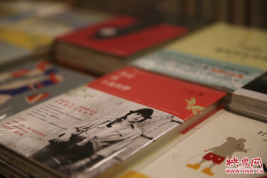 書(shū)店內(nèi)的書(shū)。