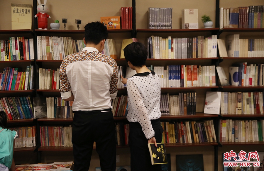 看書(shū)的人。