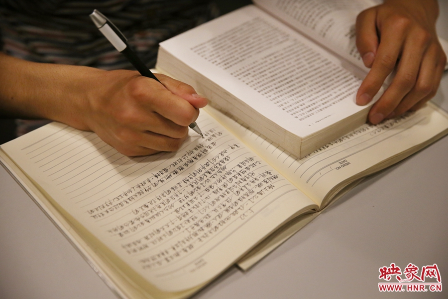 看書(shū)的人。