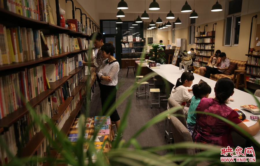 看書(shū)的人。
