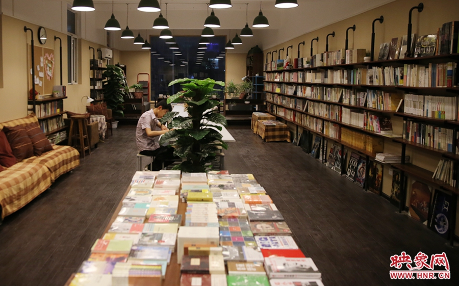 看書(shū)的人。