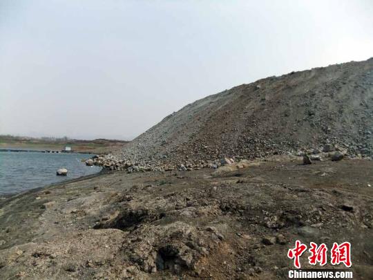 填湖造地，在鴨河水庫非法建設(shè)有越演越烈之勢。吳揚　攝