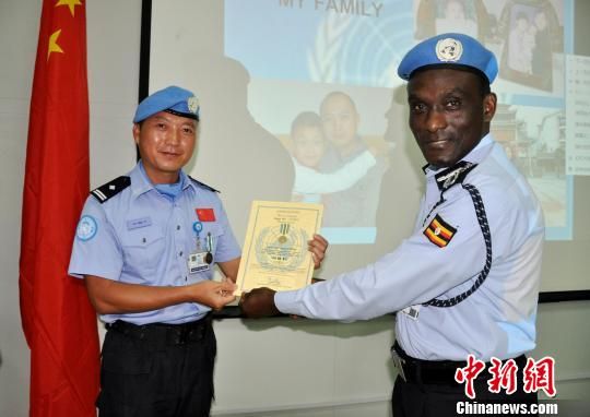 中國(guó)維和警察憶南蘇丹維和：當(dāng)?shù)匕傩丈肀矨K47
