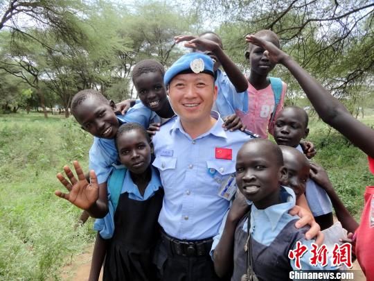 中國(guó)維和警察憶蘇丹維和：當(dāng)?shù)匕傩丈肀矨K47