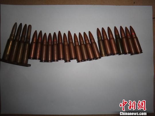覃某主動(dòng)上交的23發(fā)子彈?！＄娦馈z