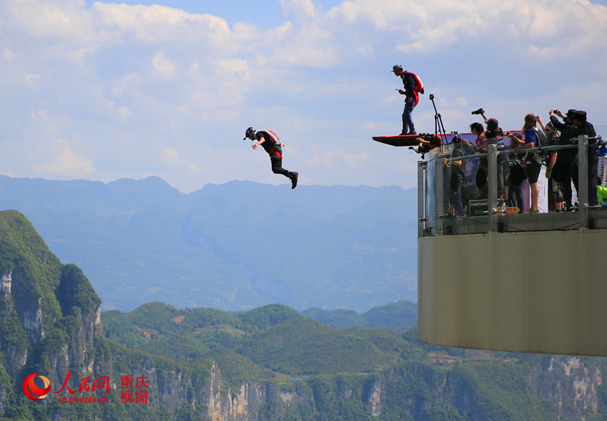 28日，2016世界低空跳傘大賽在重慶云陽(yáng)龍缸景區(qū)正式開(kāi)賽。圖為選手角逐中。劉政寧 攝